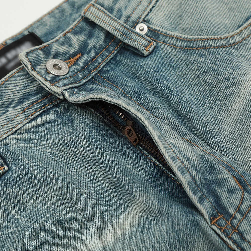 Jeans — Light Wash Straight Leg — Detail view 3